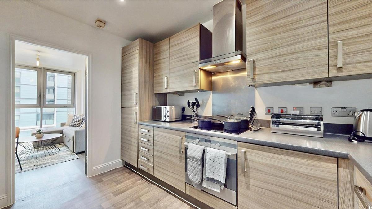 Appartement 10 Mins From Abba Arena With Free Parking Londen