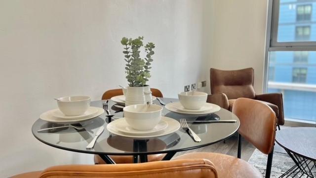 10 Mins From Abba Arena With Free Parking Londen