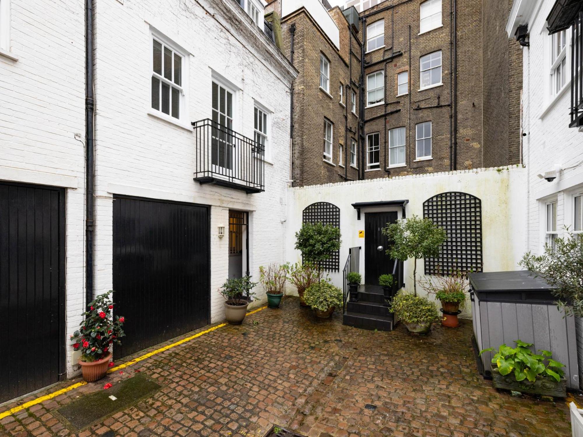 Holiday home Pass The Keys Stylish 3 Bedroom House In A Quiet Mews By Tube *