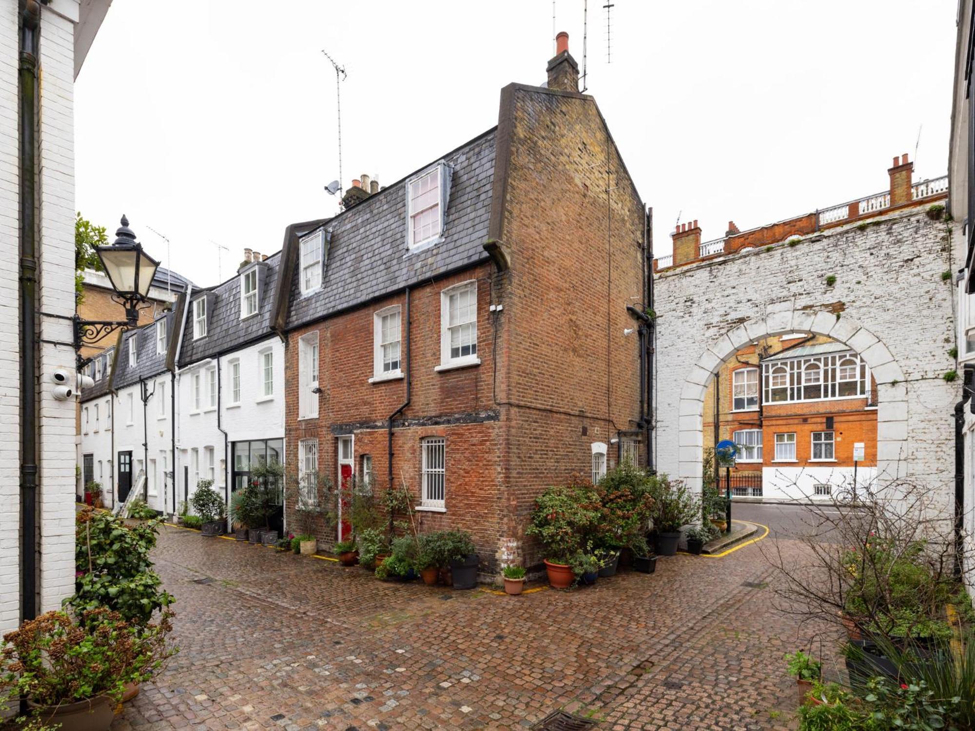 Pass The Keys Stylish 3 Bedroom House In A Quiet Mews By Tube Holiday home London