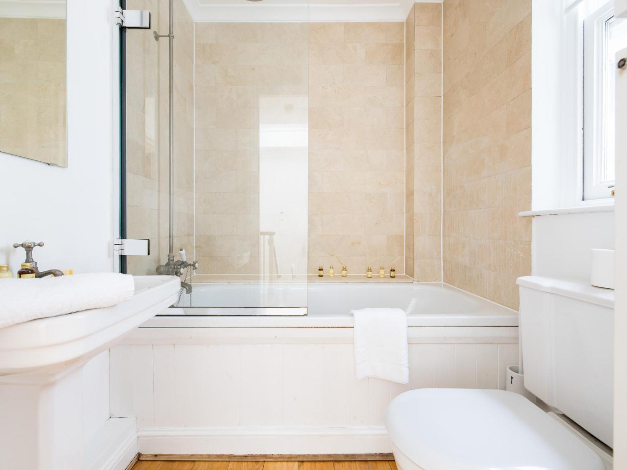 Pass The Keys Stylish 3 Bedroom House In A Quiet Mews By Tube Holiday home *