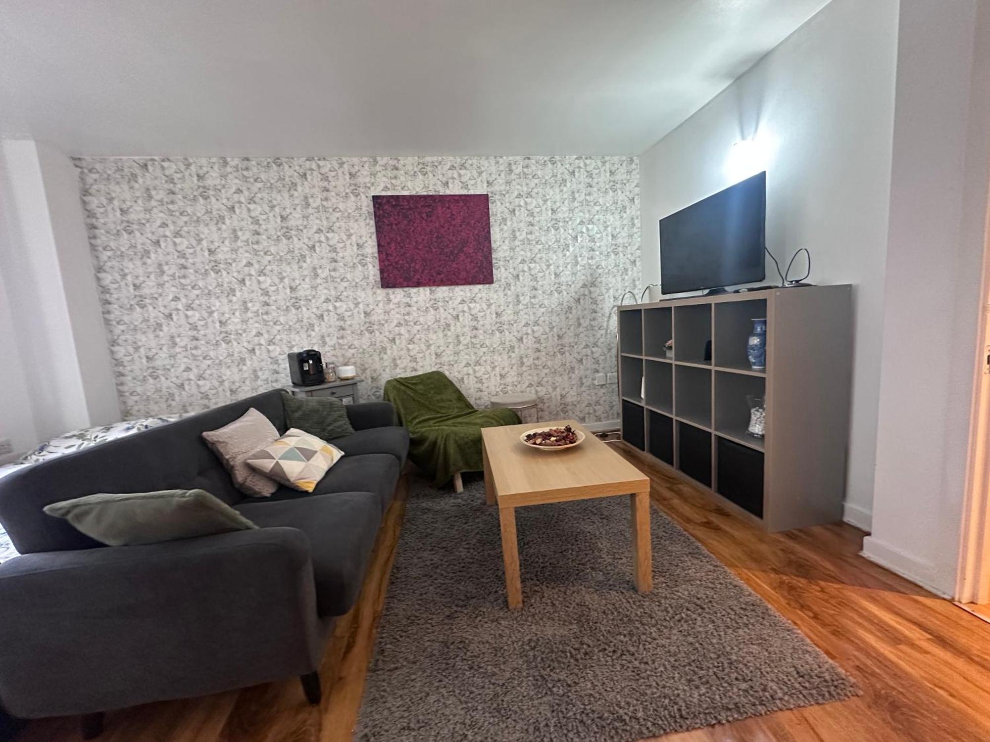 Cozy Greenwich Apartment *