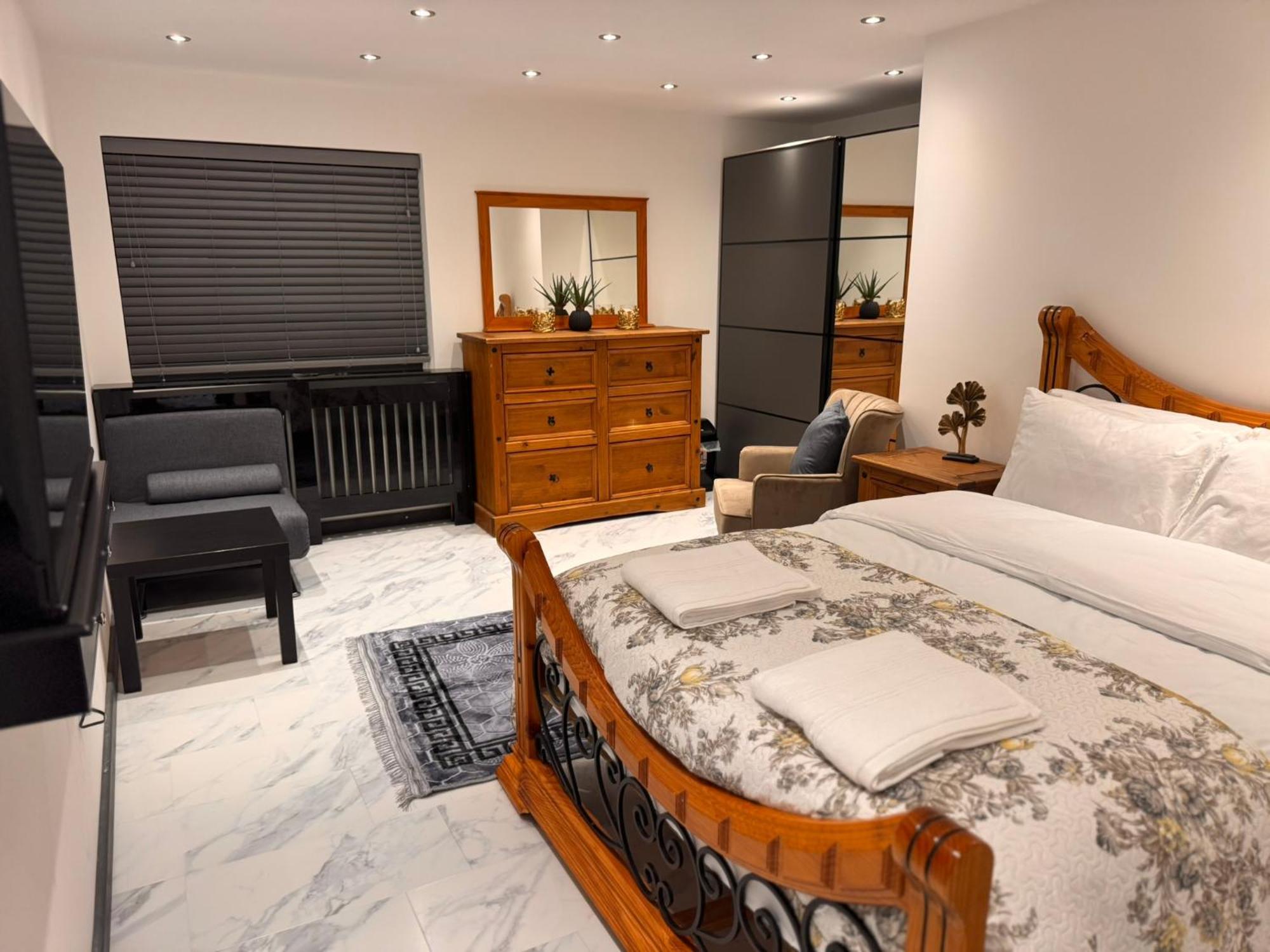 Apartment Modern House E15 Stratford - Sleeps 2 - 9, Fast Links To London, Near O2, Greenwich & Olympic Park, Child-friendly Garden, Free Parking