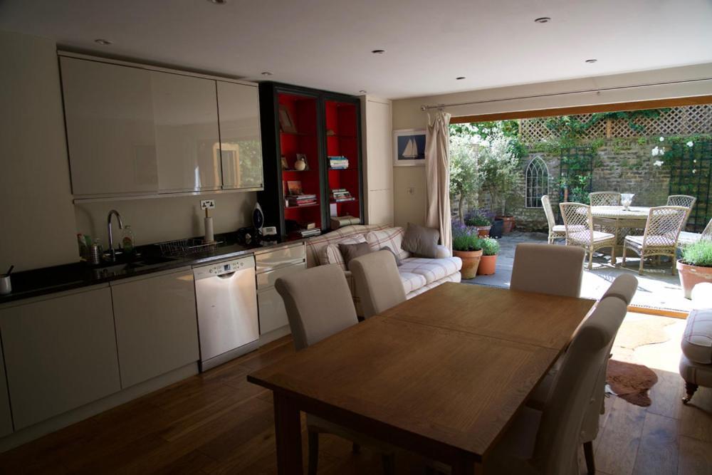 Lägenhet Spacious Flat With South Facing Garden *
