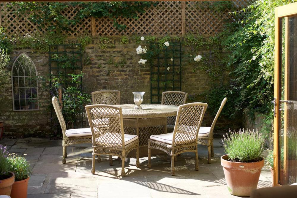 Lägenhet Spacious Flat With South Facing Garden London