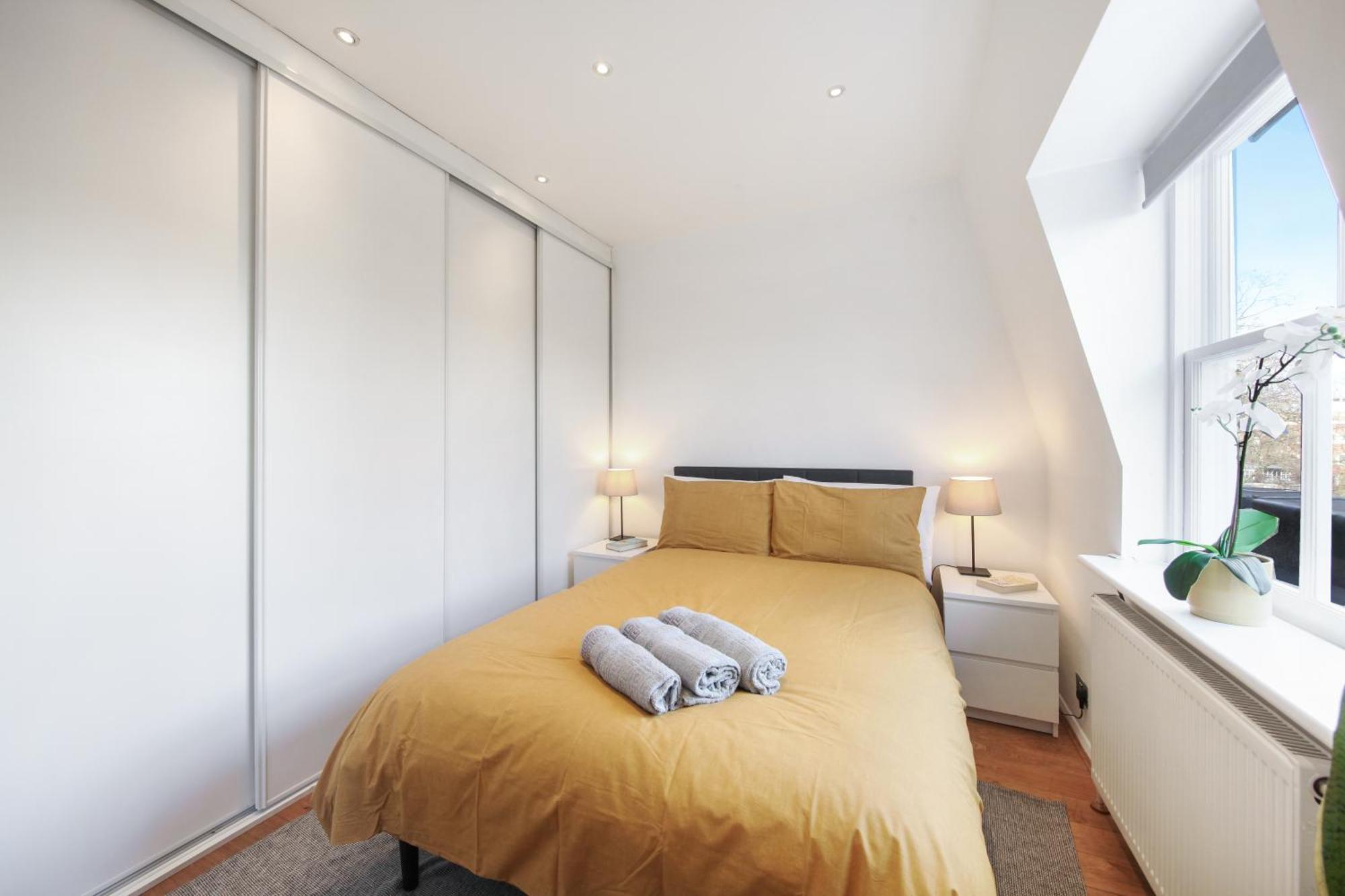 Chic 2br Loft-style In Queensway Londen