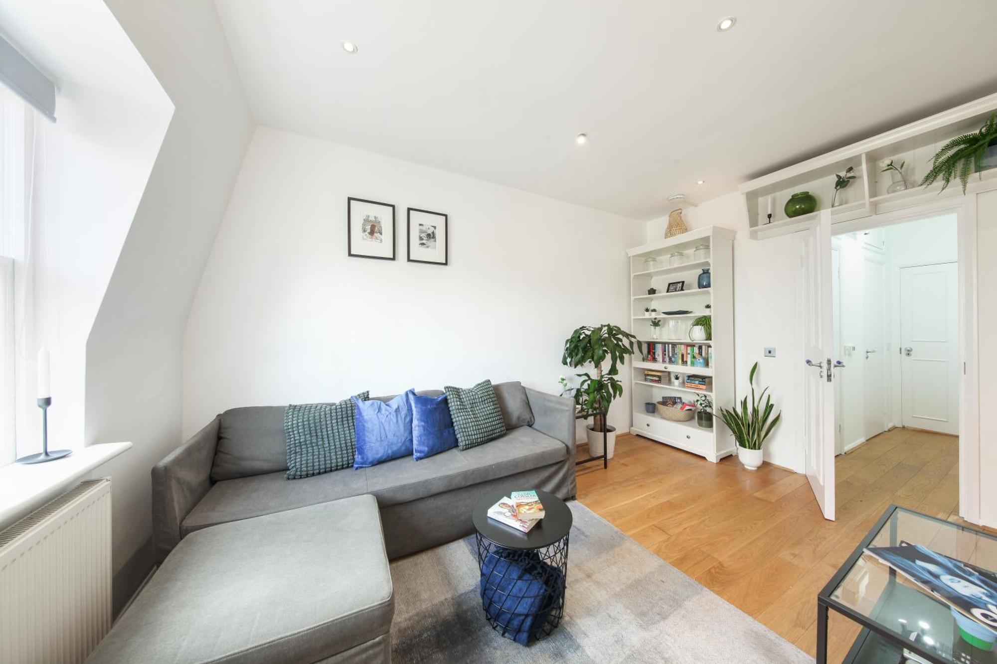 Chic 2br Loft-style In Queensway Londen