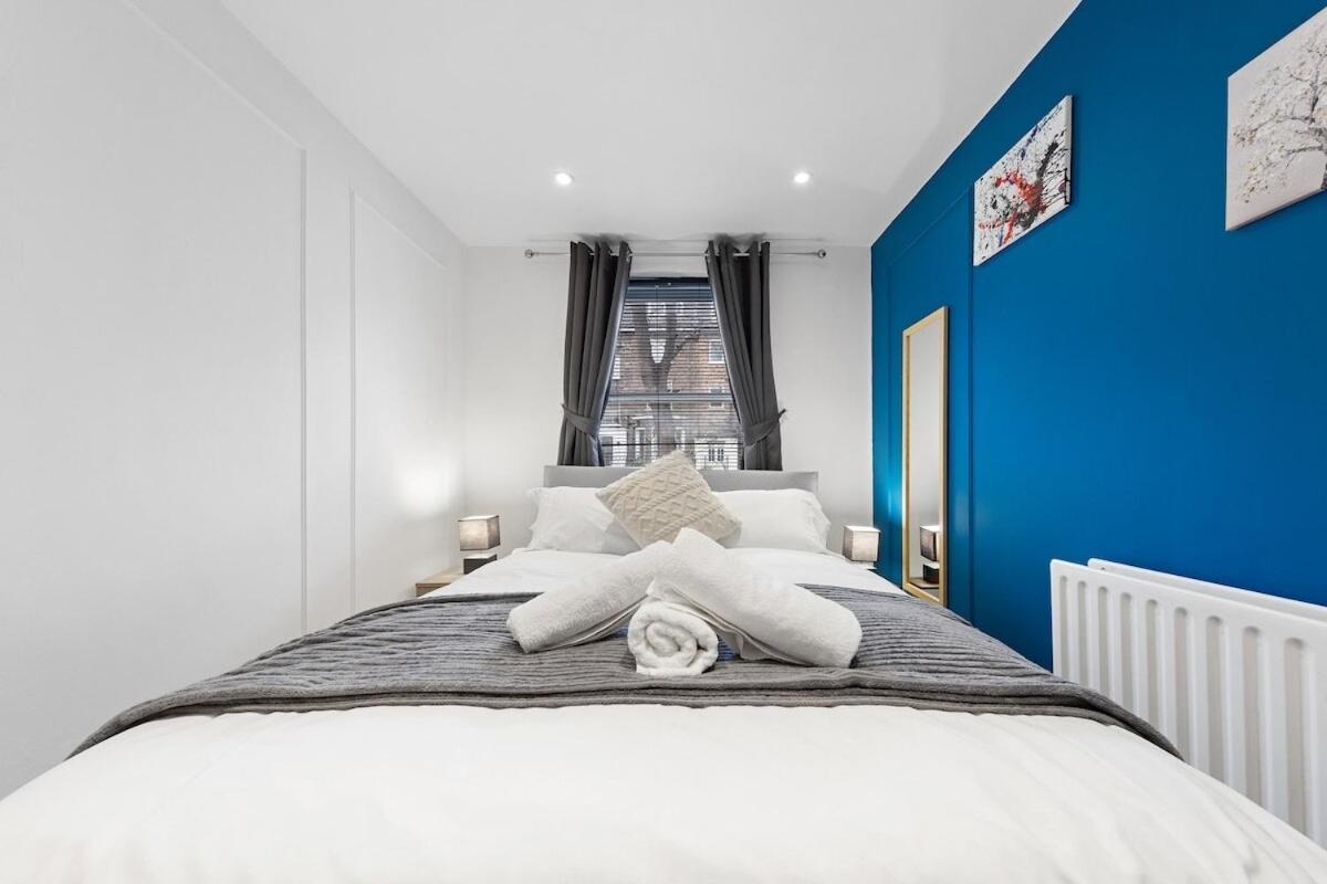 Apartment Luxury 2 Bedroom Balcony Kensington Flat For 6 Near Harrods & Next To Station! *