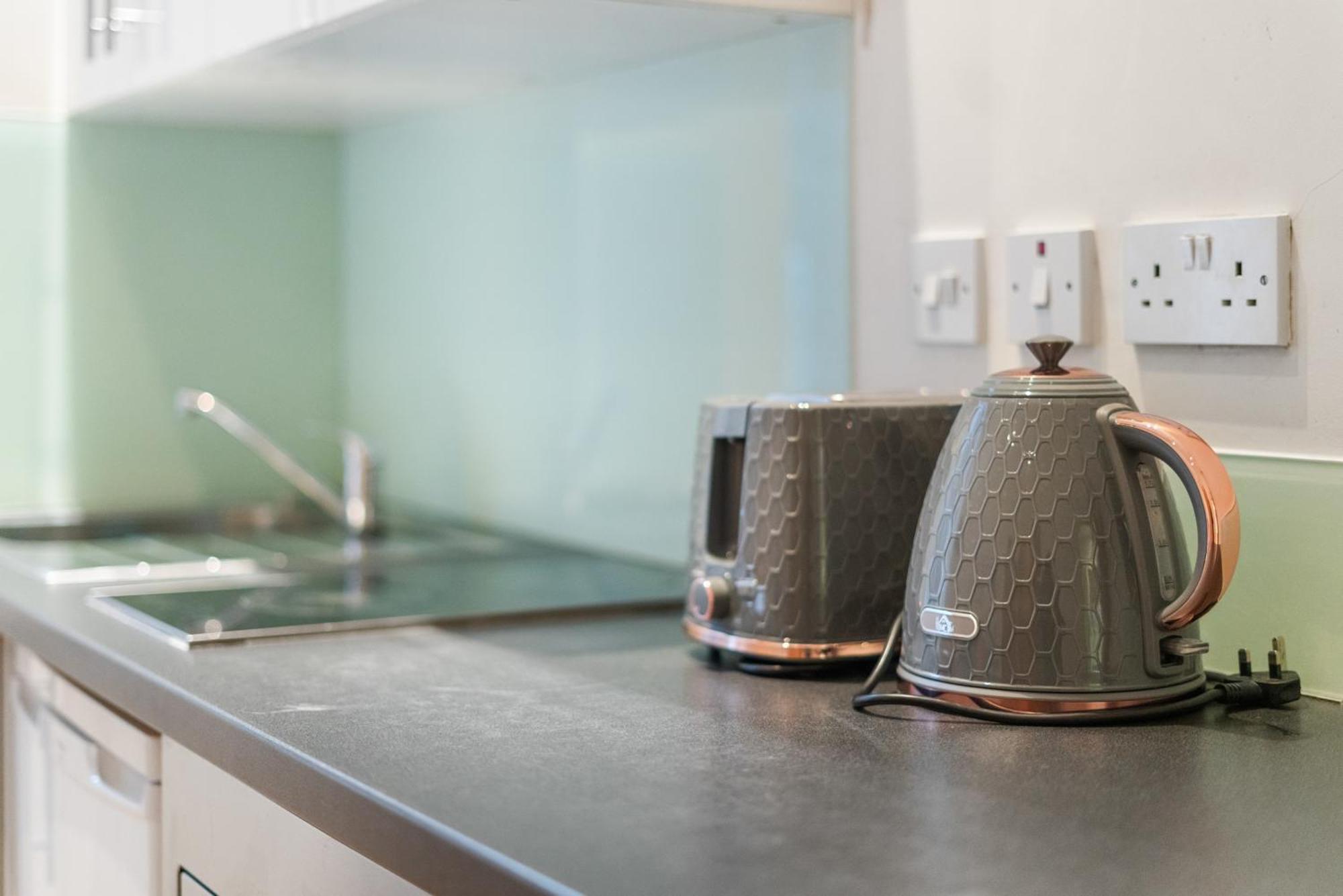 Bright And Airy One Bedroom Condo, Olympia, Kensington Appartement Londen