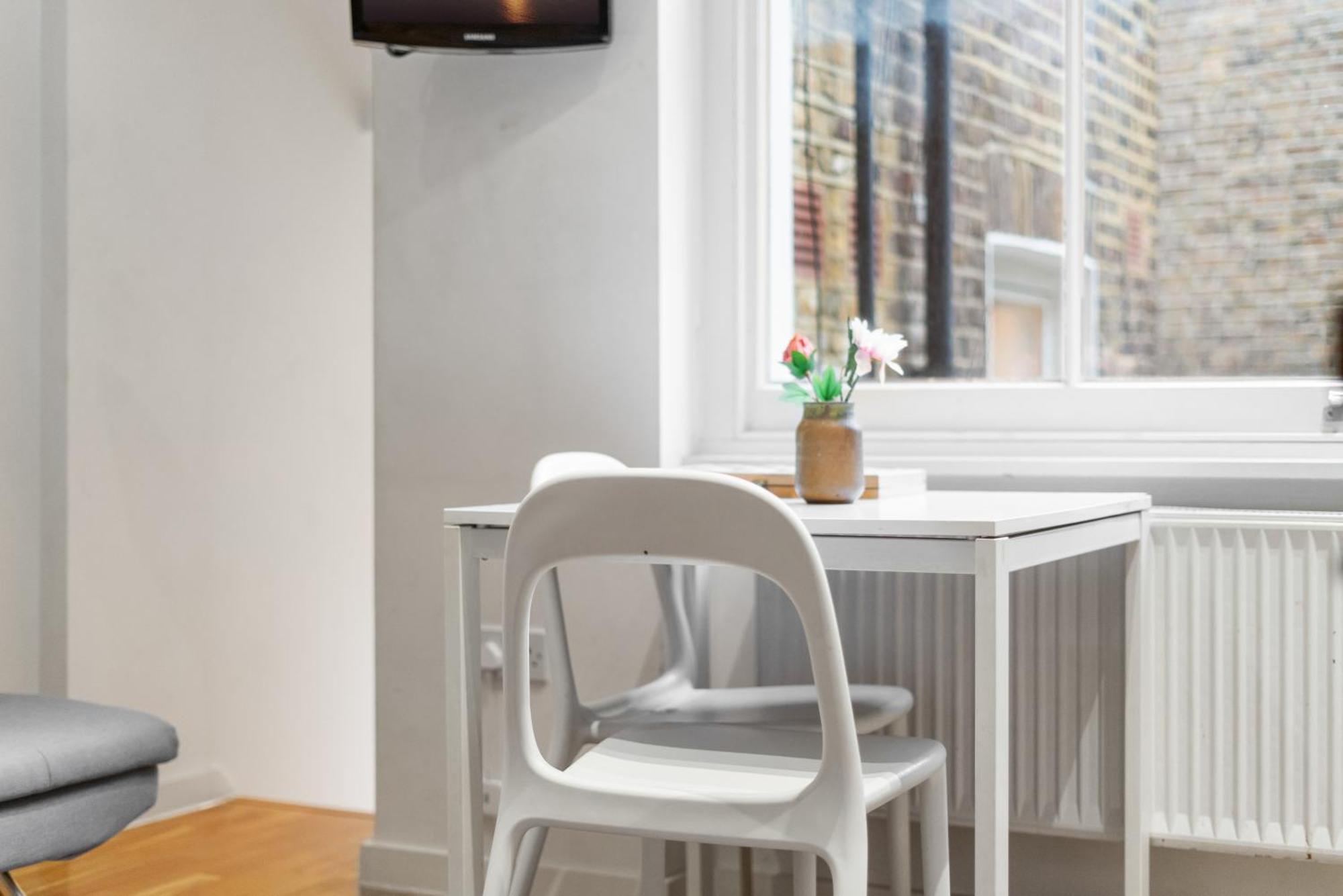 Bright And Airy One Bedroom Condo, Olympia, Kensington Appartement *
