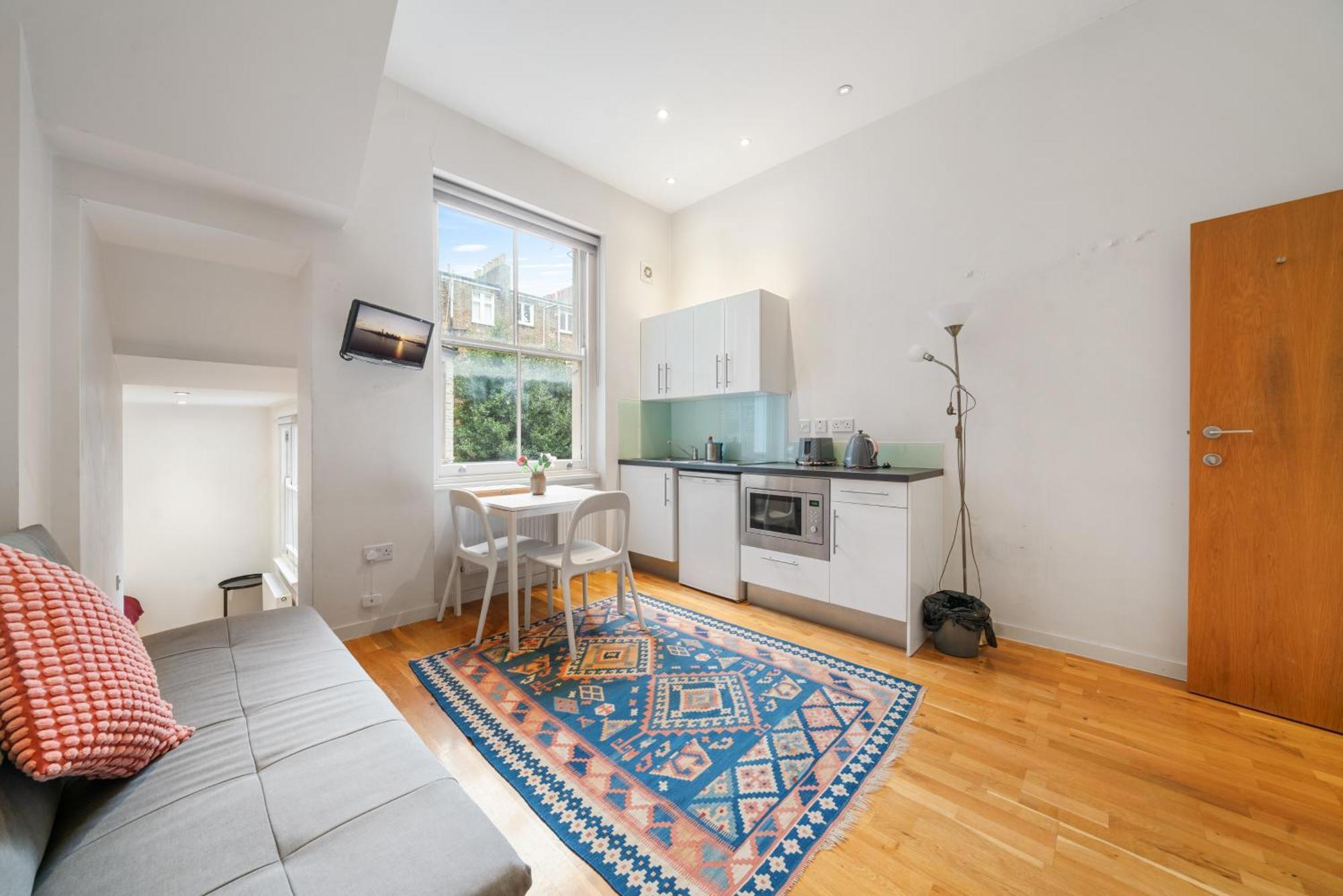 Bright And Airy One Bedroom Condo, Olympia, Kensington Londen