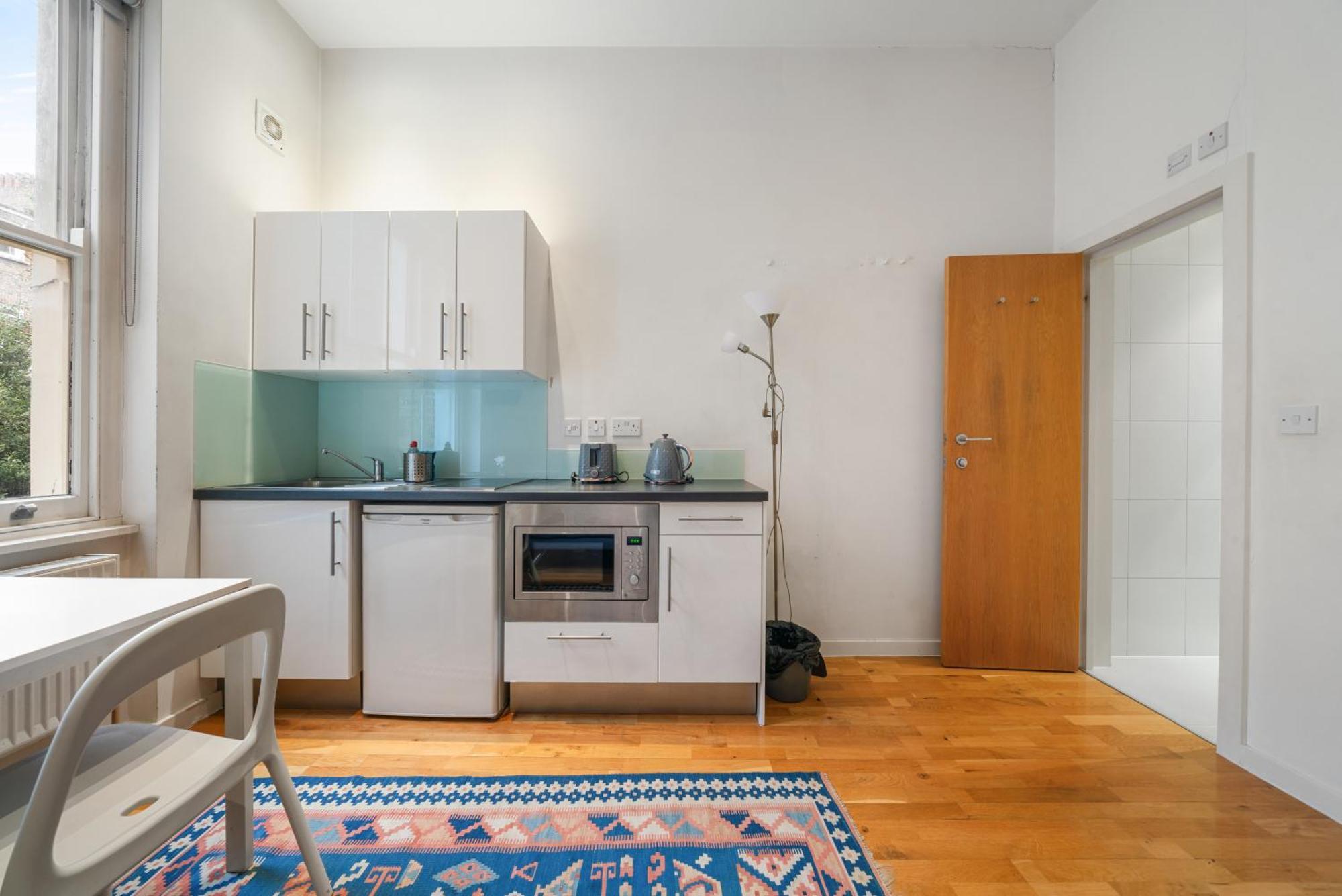 Bright And Airy One Bedroom Condo, Olympia, Kensington Appartement Londen