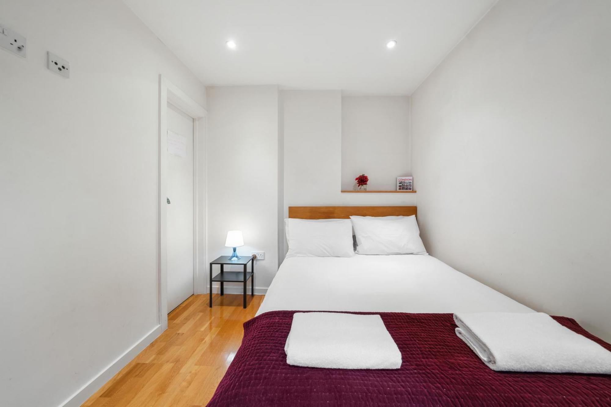 Bright And Airy One Bedroom Condo, Olympia, Kensington * Londen