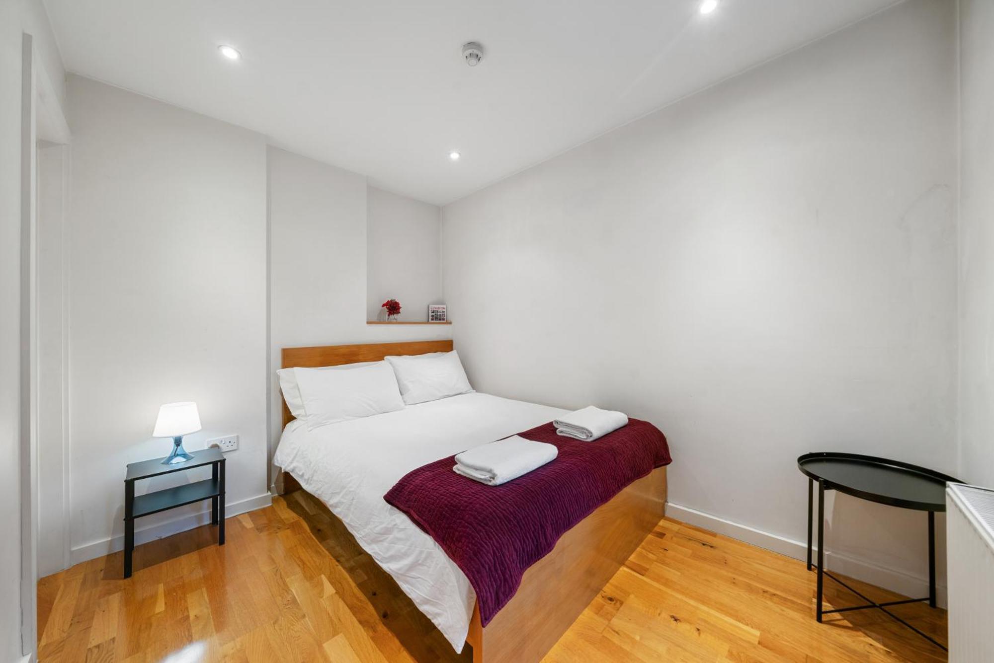 Bright And Airy One Bedroom Condo, Olympia, Kensington * Londen