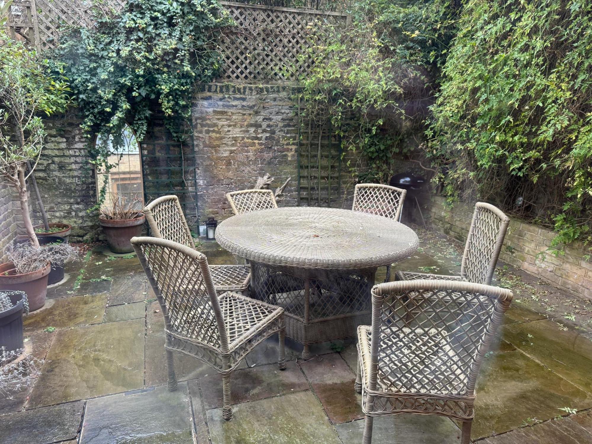 Lägenhet Spacious Flat With South Facing Garden London
