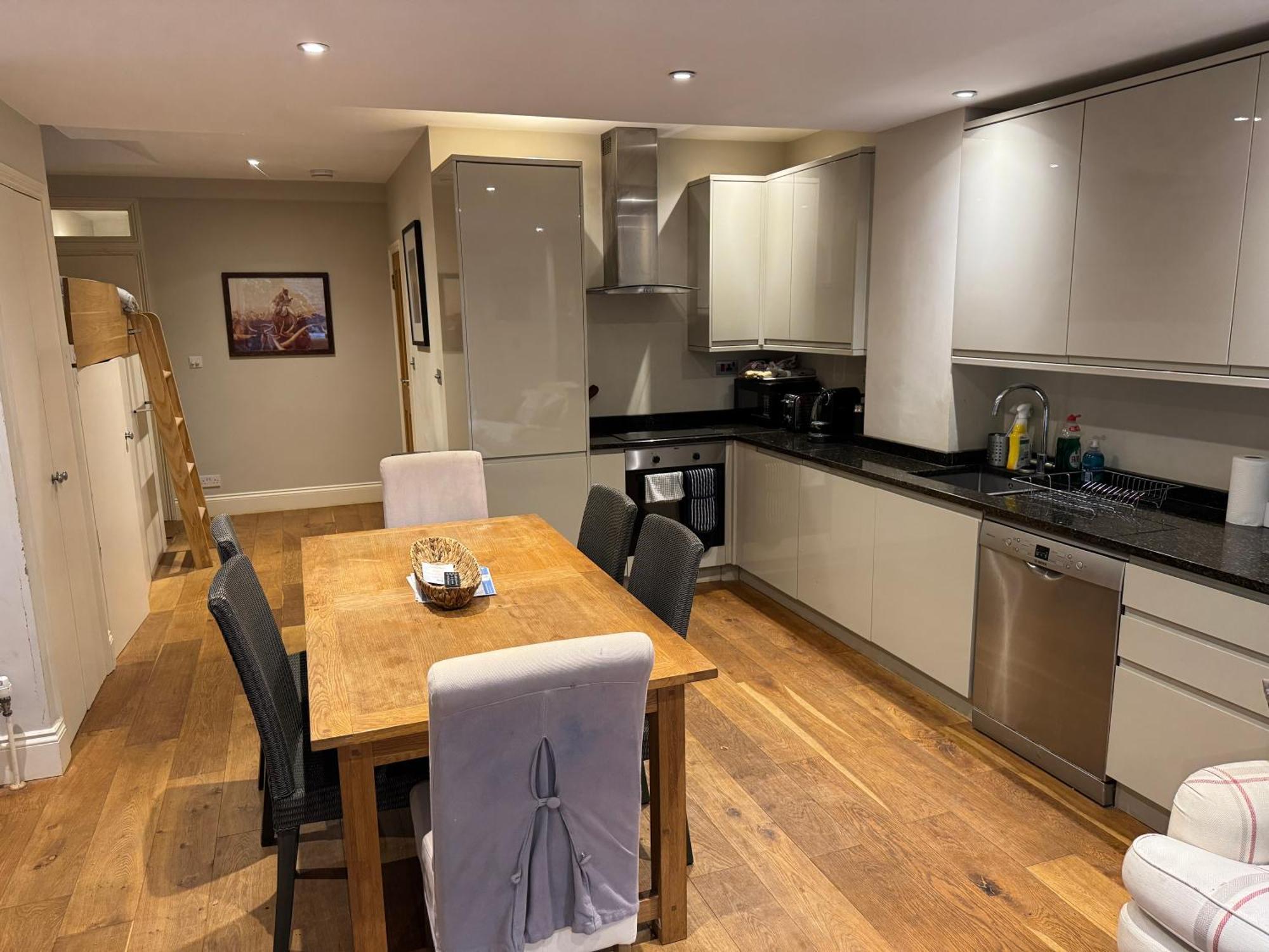 Spacious Flat With South Facing Garden Lägenhet