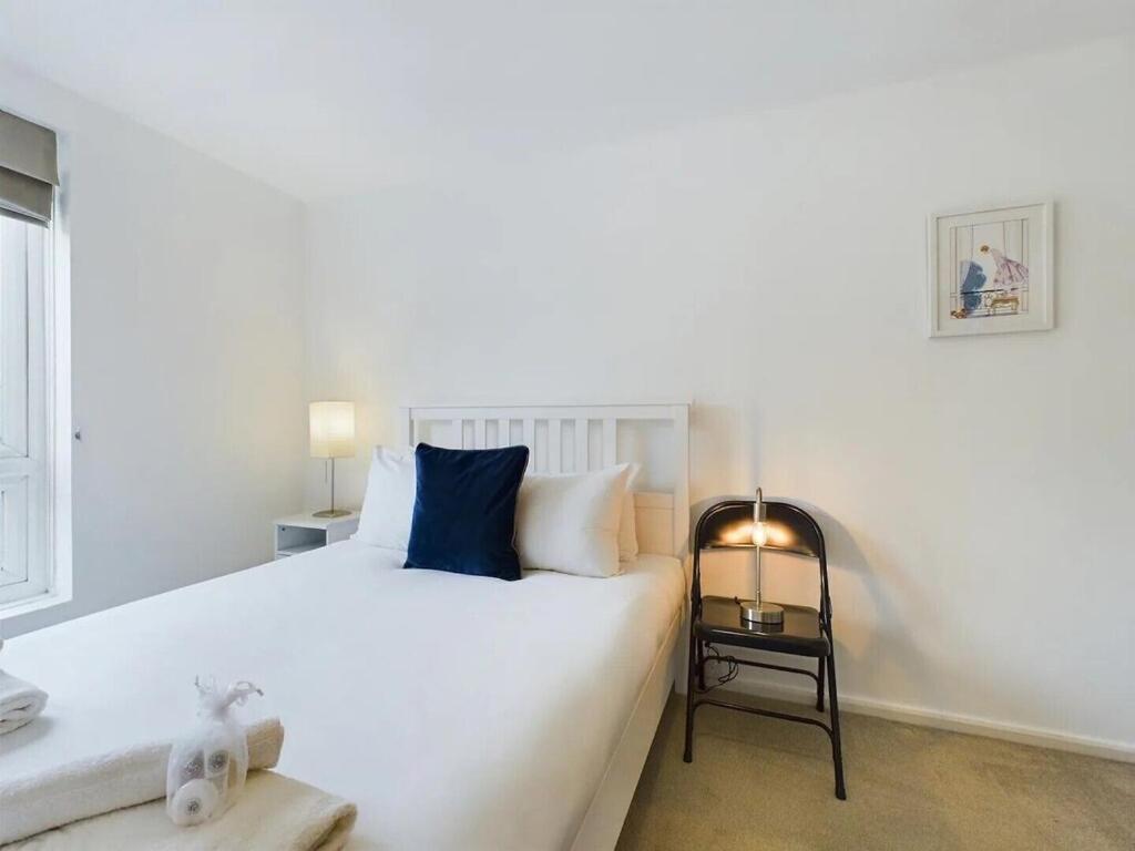 Cozy 1br Flat Walk From Fields Sleeps 2 Pass The Keys Lejlighed