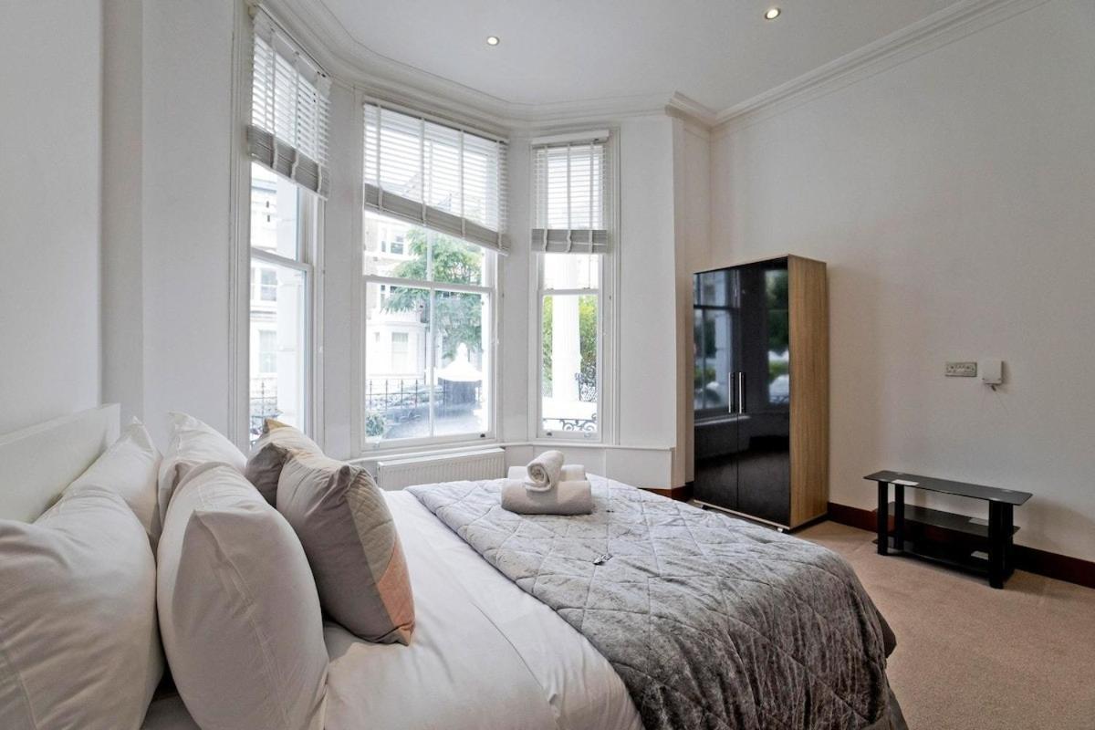 Charming 2-bed Holland Prk Rd Lägenhet London