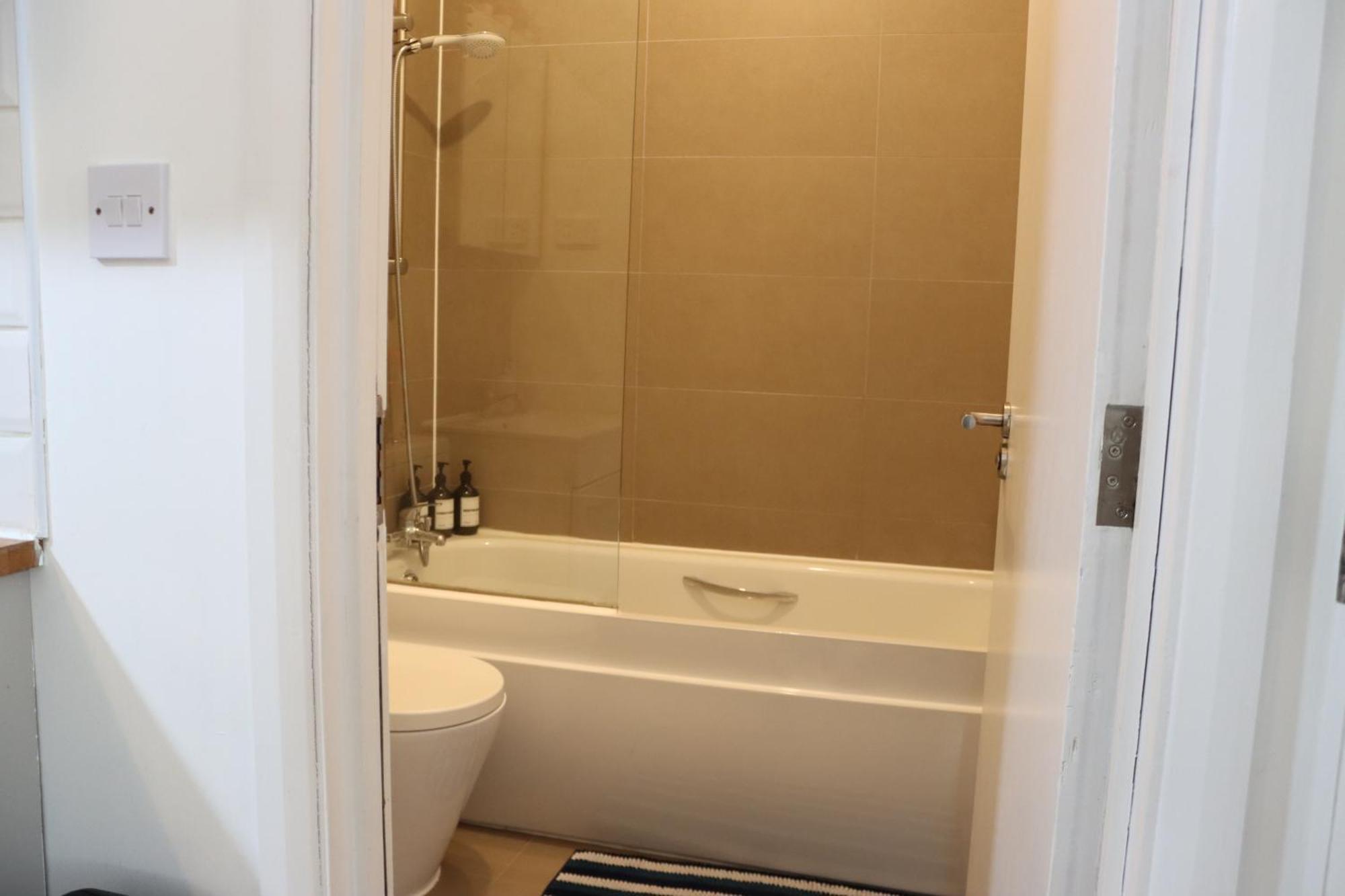 Stylish - Private Bathroom, 15mins To London! Lejlighed