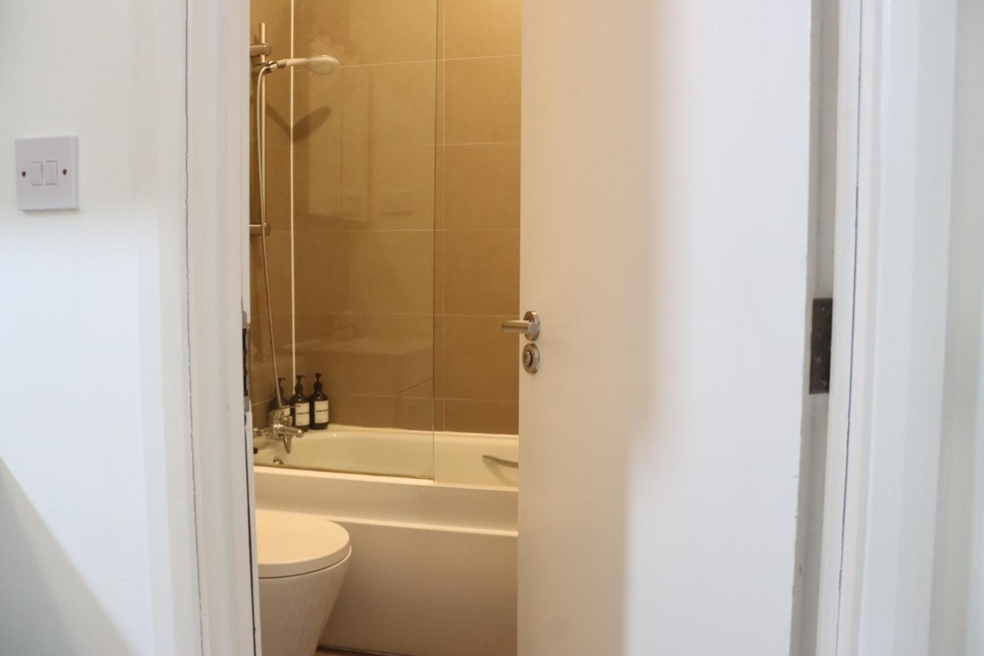 Lejlighed Stylish - Private Bathroom, 15mins To London!