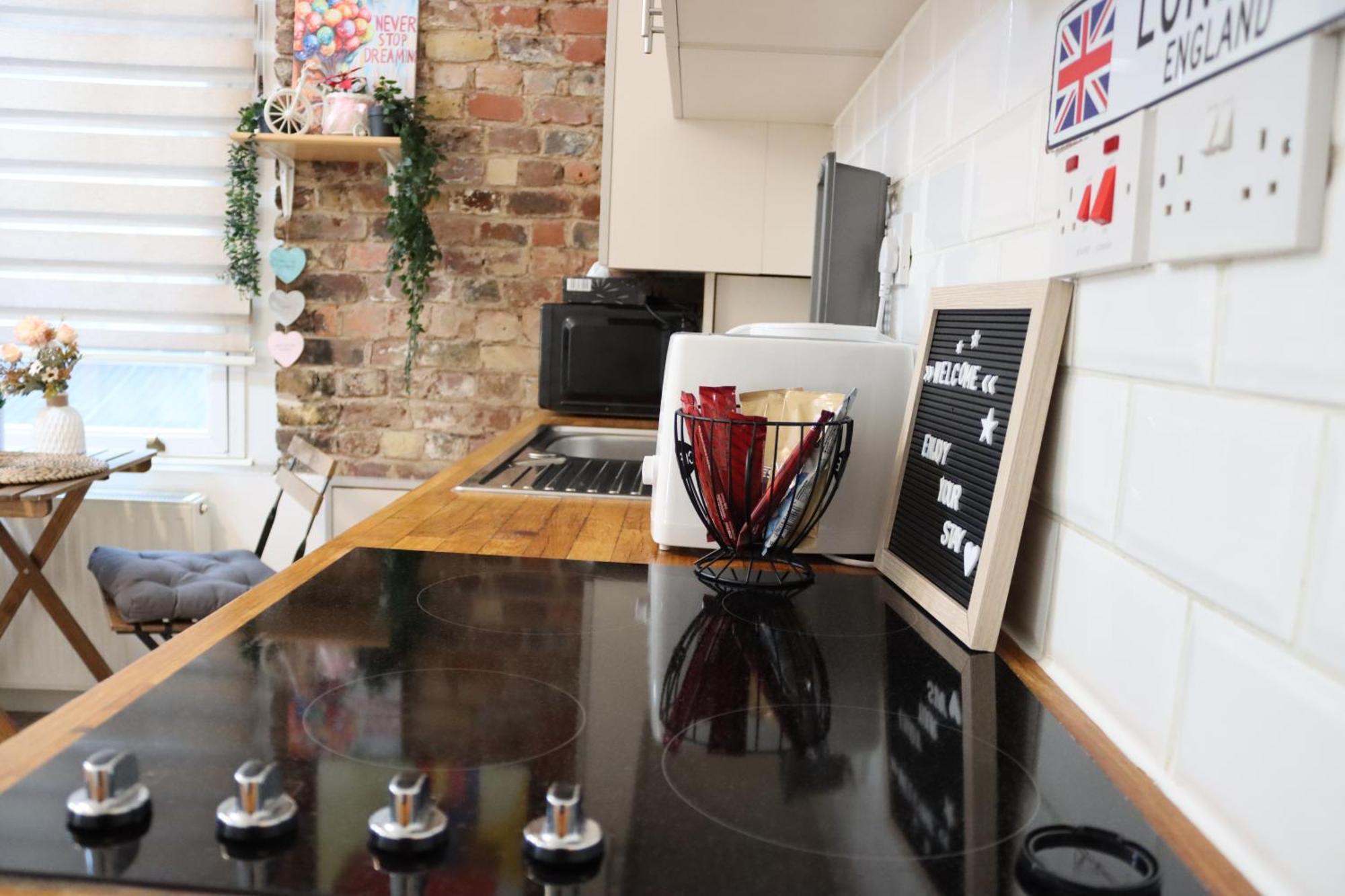Lejlighed Stylish - Private Bathroom, 15mins To London! London