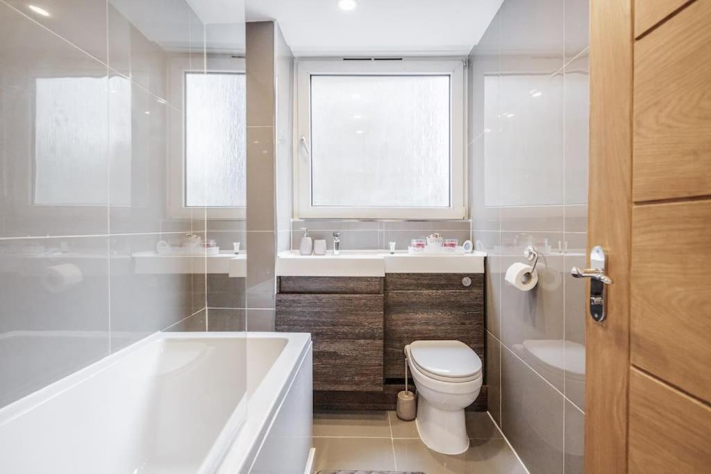 Lovely 2-bedroom With Balcony And Park View Appartement Londen
