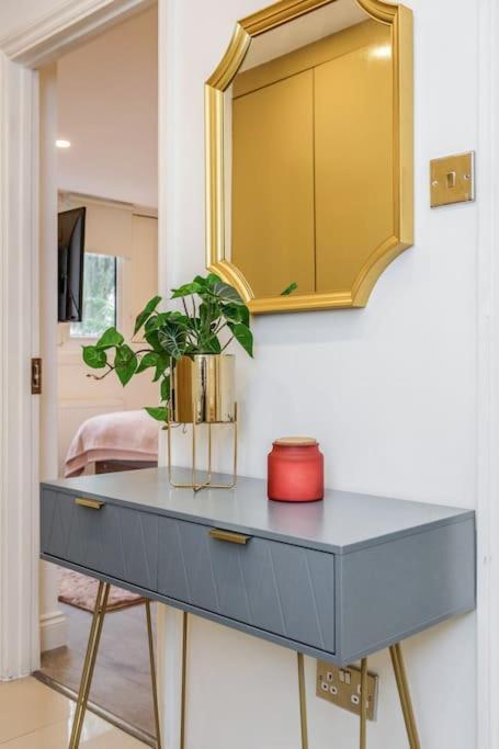 Lovely 2-bedroom With Balcony And Park View Londen