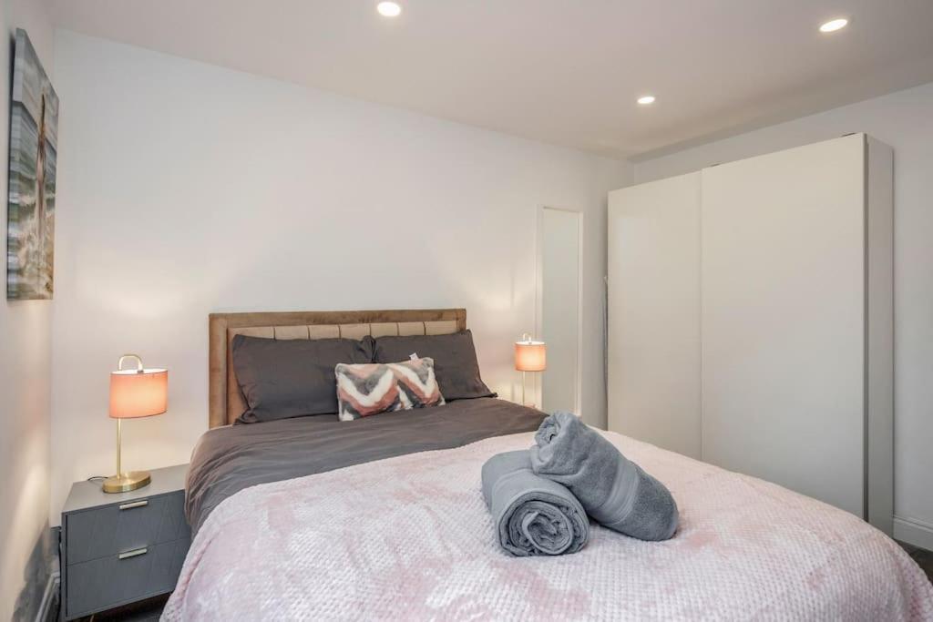 Appartement Lovely 2-bedroom With Balcony And Park View Londen