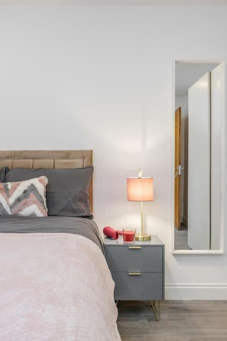Lovely 2-bedroom With Balcony And Park View * Londen