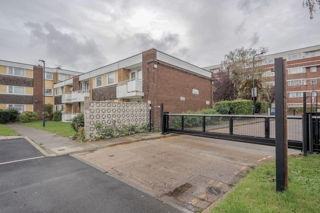 Lovely 2-bedroom With Balcony And Park View Appartement *