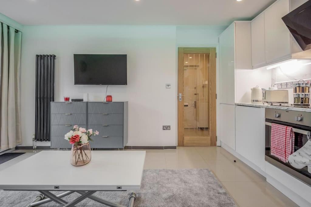 Appartement Lovely 2-bedroom With Balcony And Park View Londen