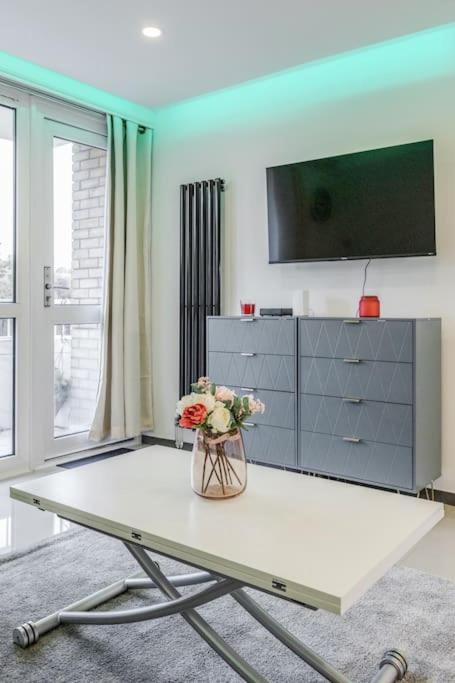 Lovely 2-bedroom With Balcony And Park View Appartement Londen