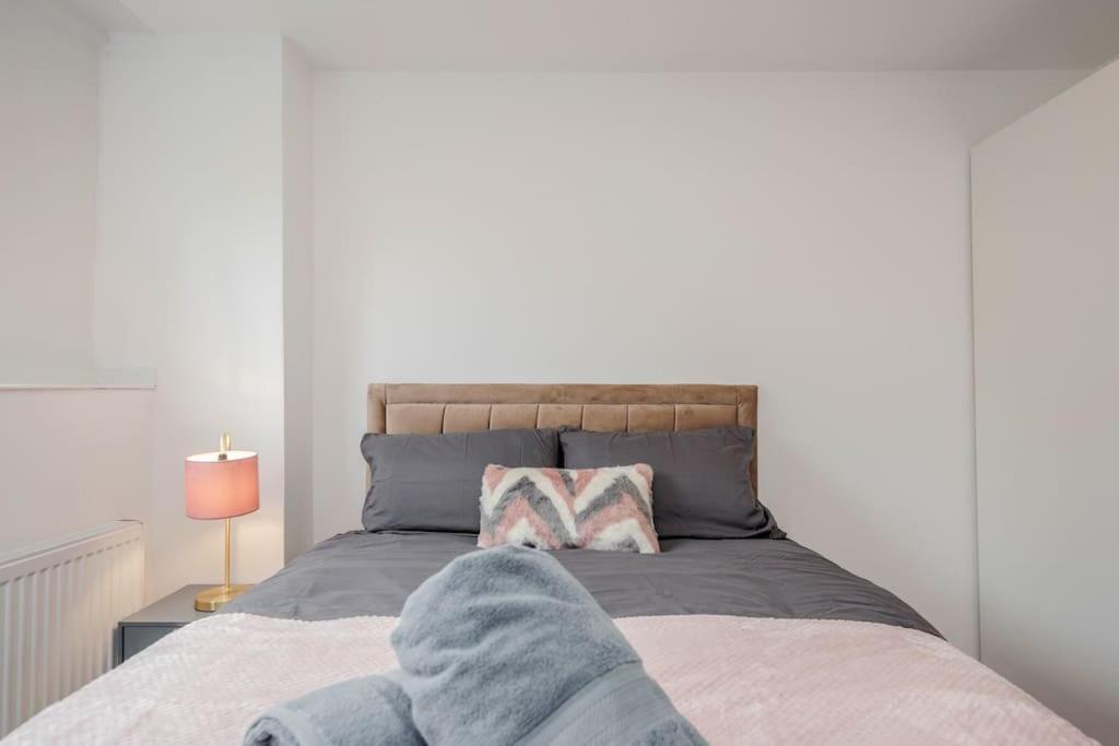 Appartement Lovely 2-bedroom With Balcony And Park View Londen