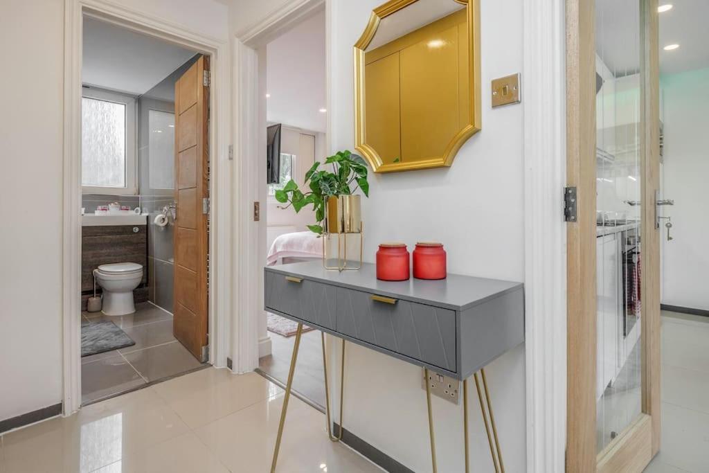 Lovely 2-bedroom With Balcony And Park View * Londen