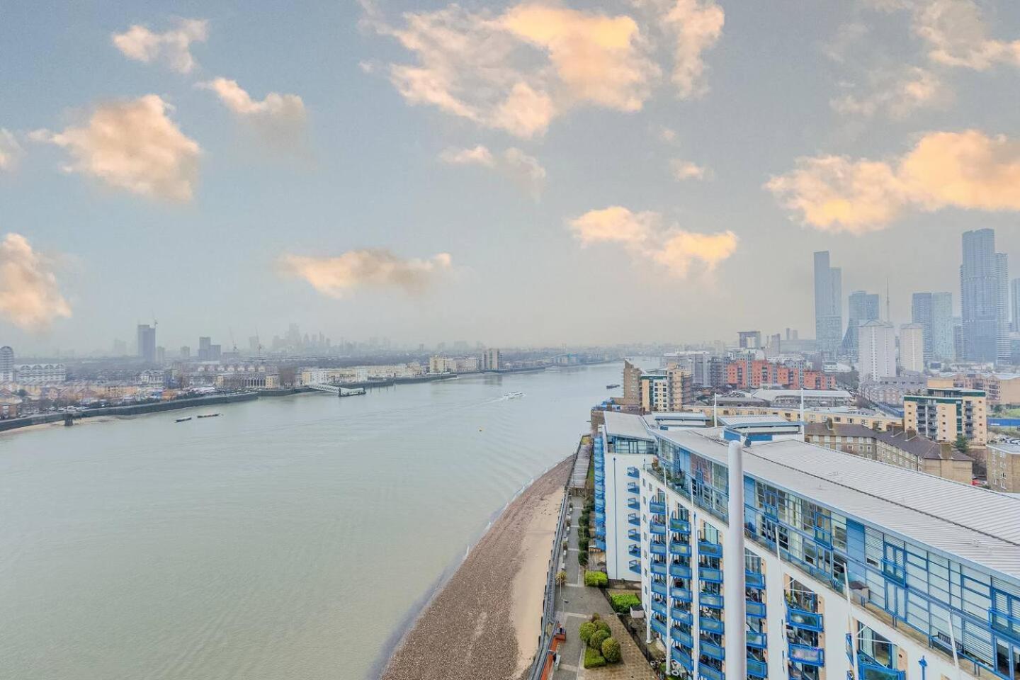 Canary Wharf Riverside Penthouse Apartment *