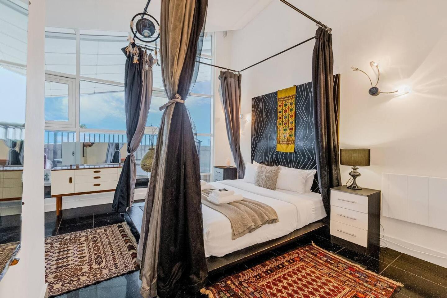 Canary Wharf Riverside Penthouse *