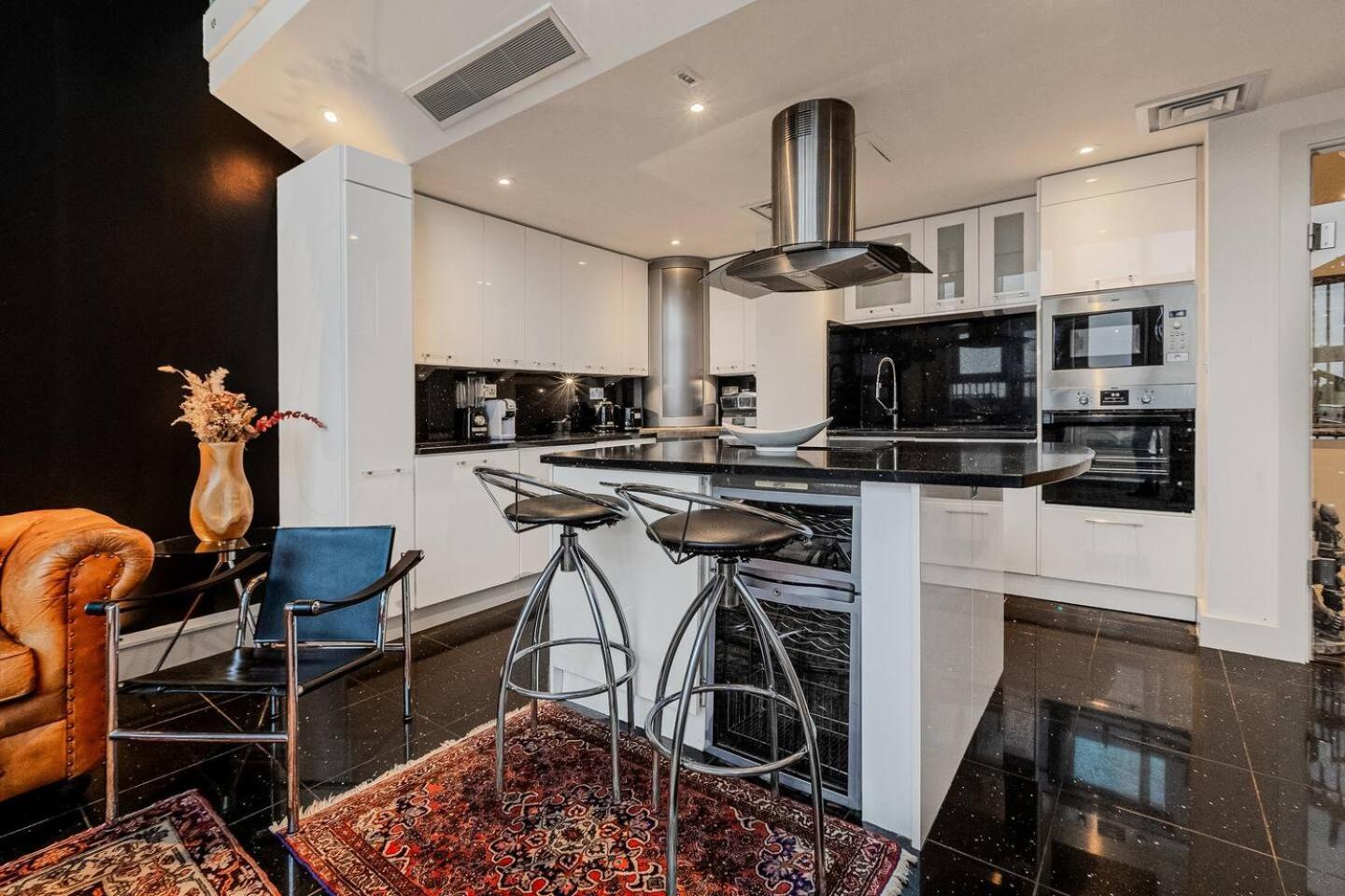 Canary Wharf Riverside Penthouse Apartment