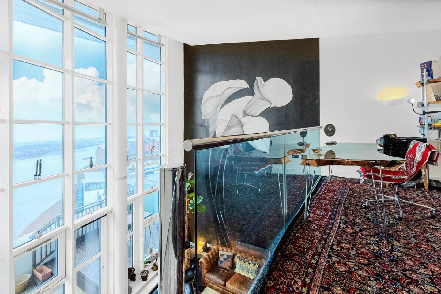 Canary Wharf Riverside Penthouse London