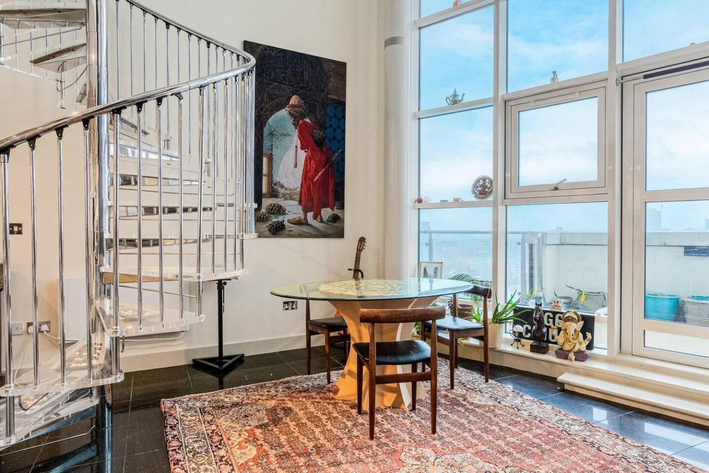 Canary Wharf Riverside Penthouse Apartment London