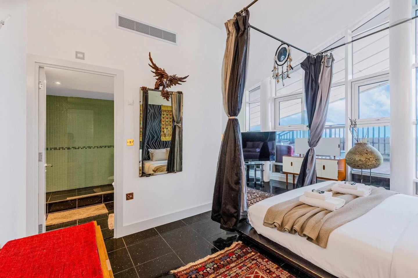 Canary Wharf Riverside Penthouse *
