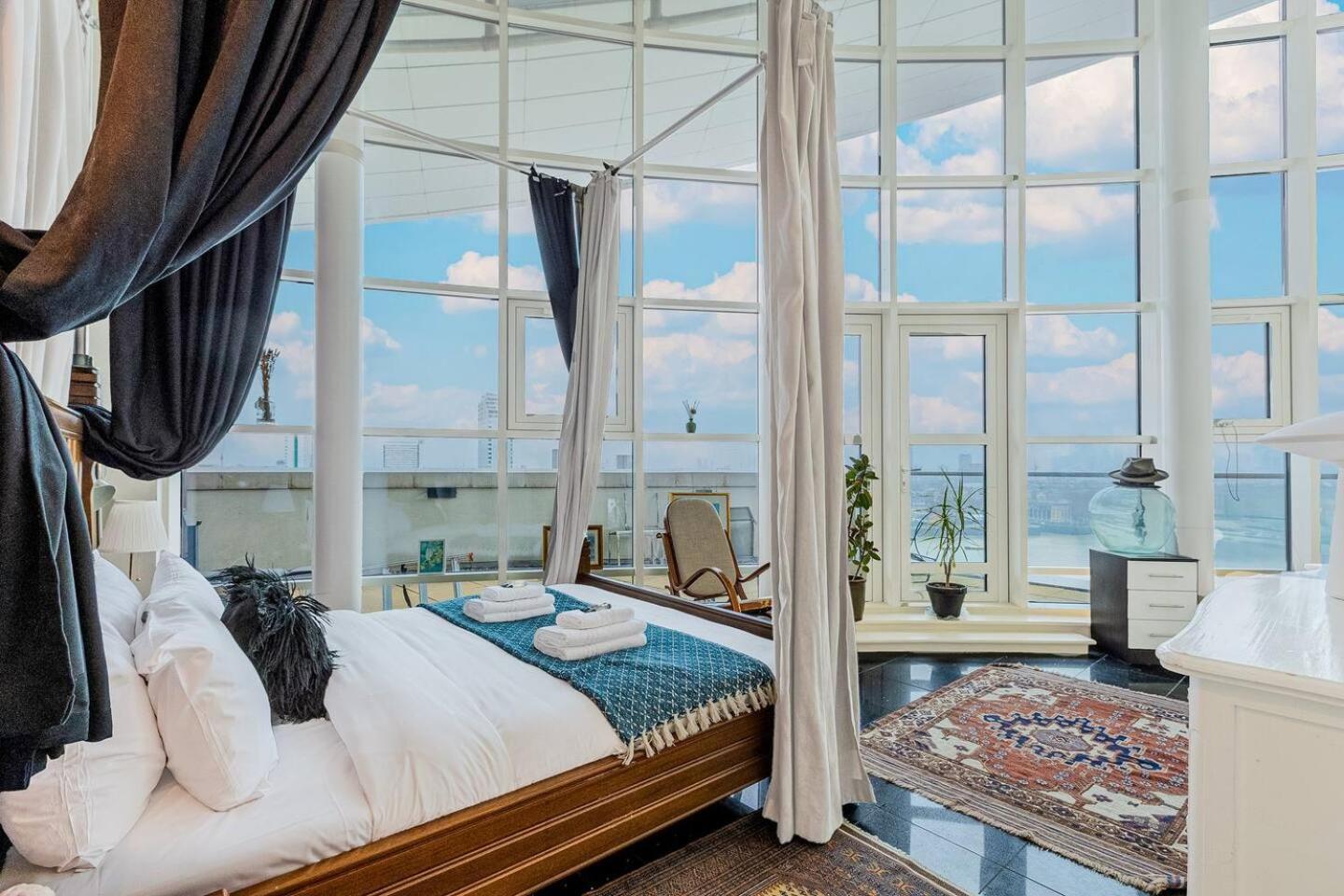 Canary Wharf Riverside Penthouse * London