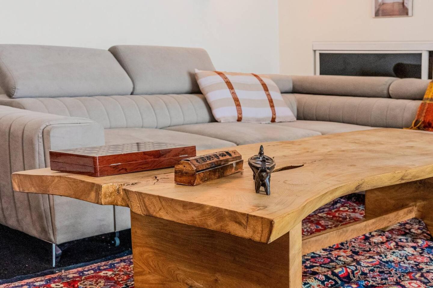Canary Wharf Riverside Penthouse Apartment London