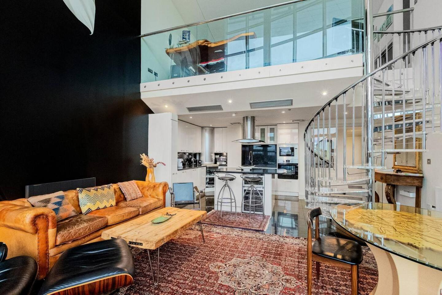 Canary Wharf Riverside Penthouse * London