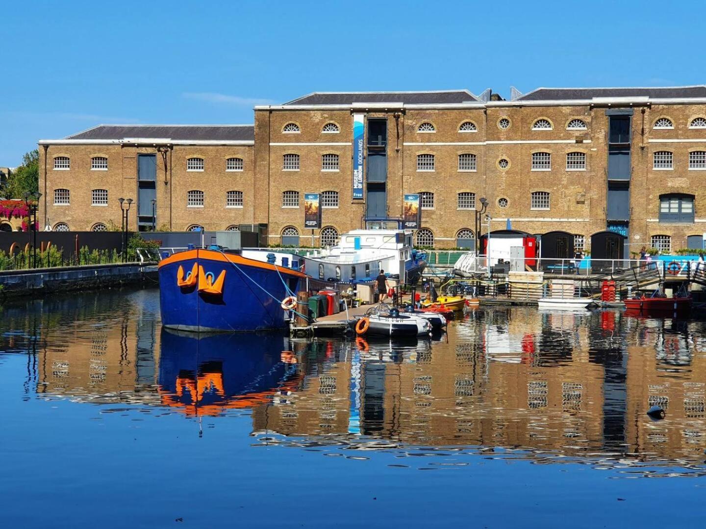 Canary Wharf Riverside Penthouse Apartment *