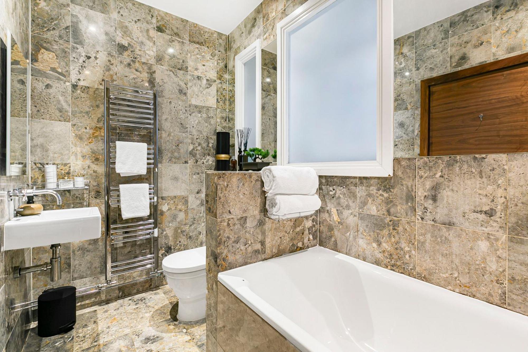 Large Stylish 2beds 2baths With Private Patio
