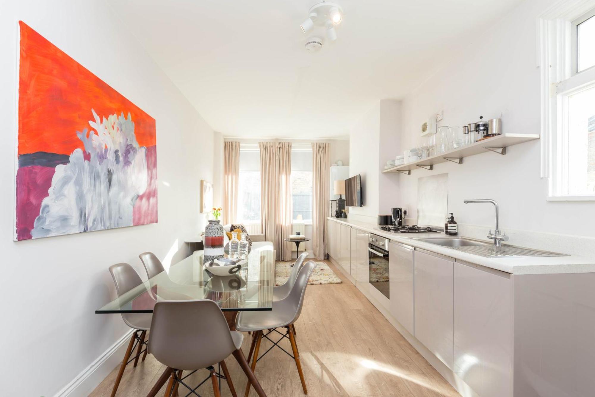 Newly Renovated Large 4-5 Bedroom House Feriehus London