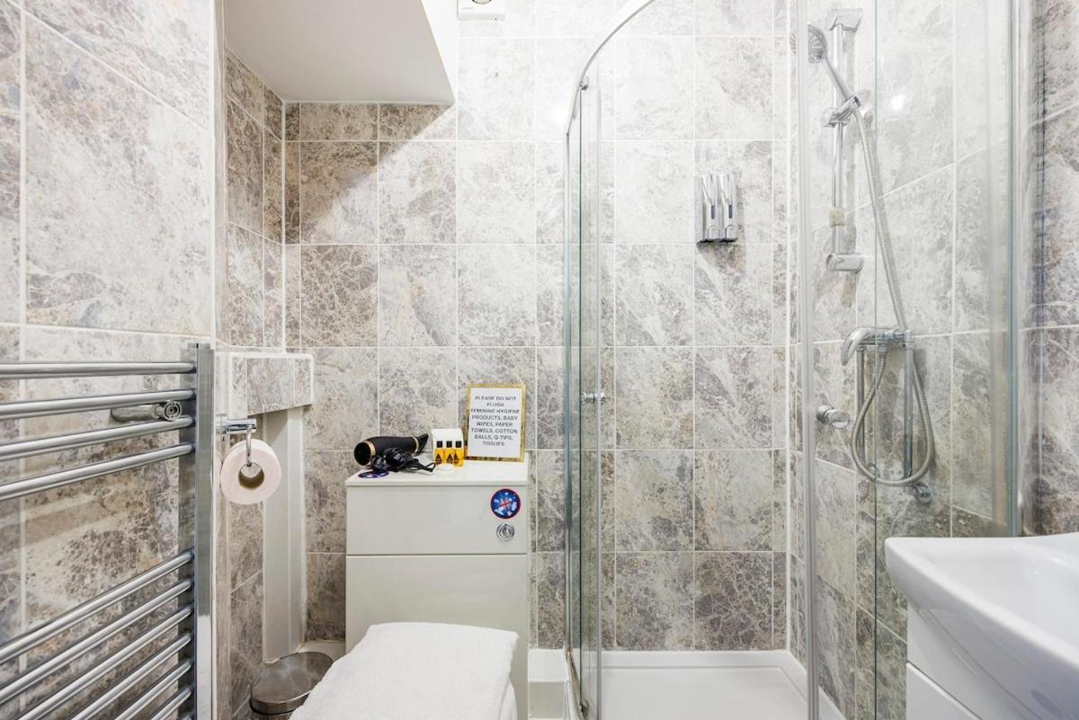 Bridge Compact Apartment, Sleeps 3 , Tube 3 Mins Walk , Zone 1 , Weekly Offers Appartamento