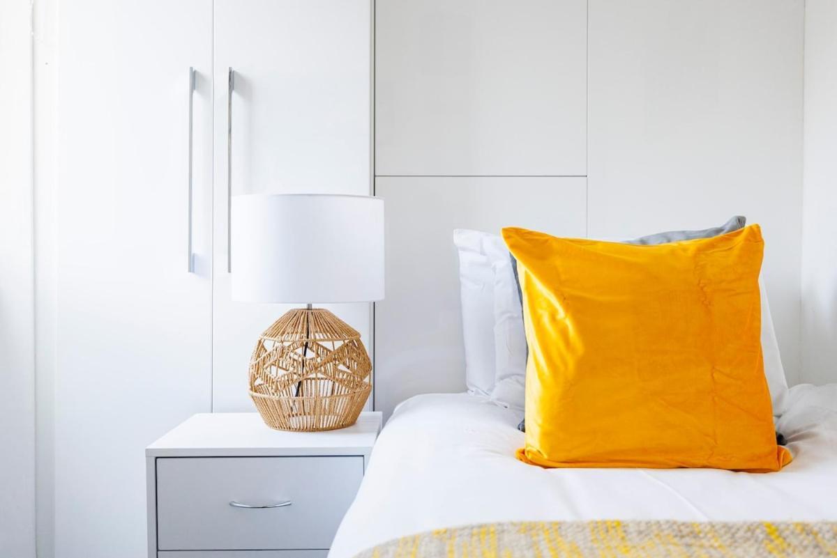 Appartamento Bridge Compact Apartment, Sleeps 3 , Tube 3 Mins Walk , Zone 1 , Weekly Offers *
