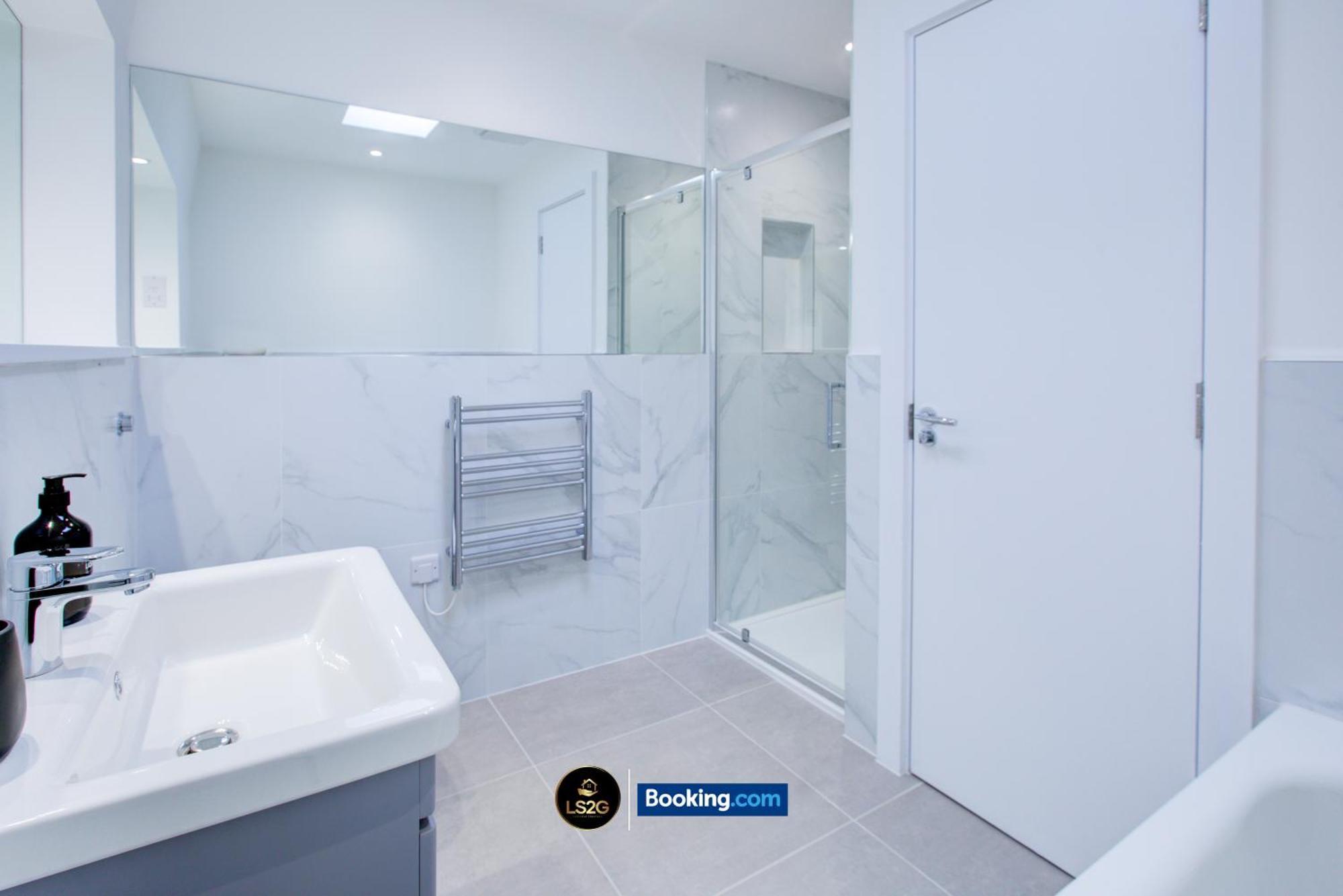 2 Bedroom By Ls2g Short Lets & Serviced Greater With Private Balcony Lägenhet London