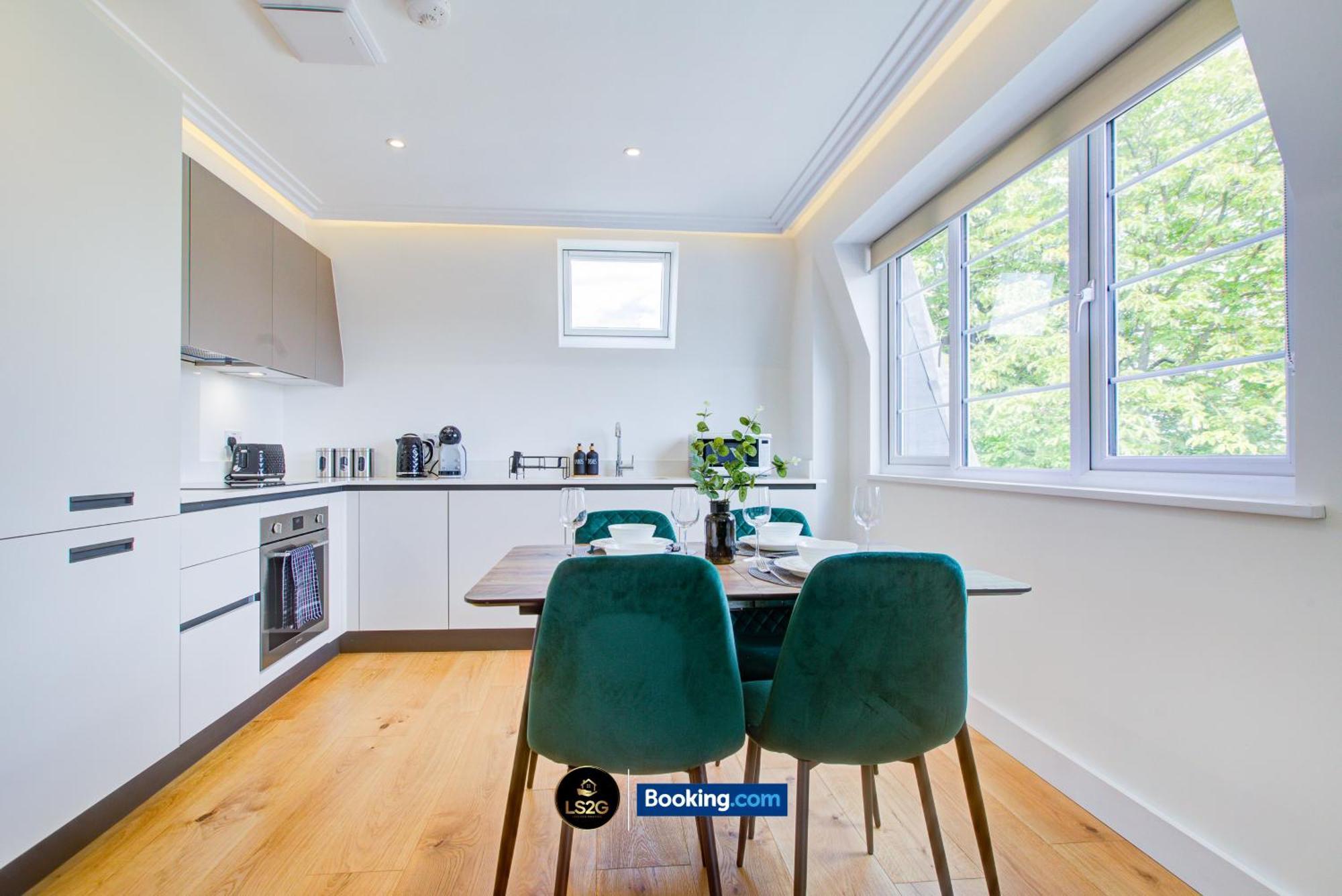Stylish 2 Bedroom Flat By Ls2g Short Lets & Serviced Greater With Balcony And Easy Access Lägenhet London